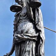 Maria Del Carmen Cátedra Rascón - Procurador de los Tribunales de Baeza, Úbeda, Linares y Jaén estatua