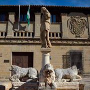 Maria Del Carmen Cátedra Rascón - Procurador de los Tribunales de Baeza, Úbeda, Linares y Jaén estatua
